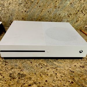 Xbox one S (NO CONTROLLER ADDed)